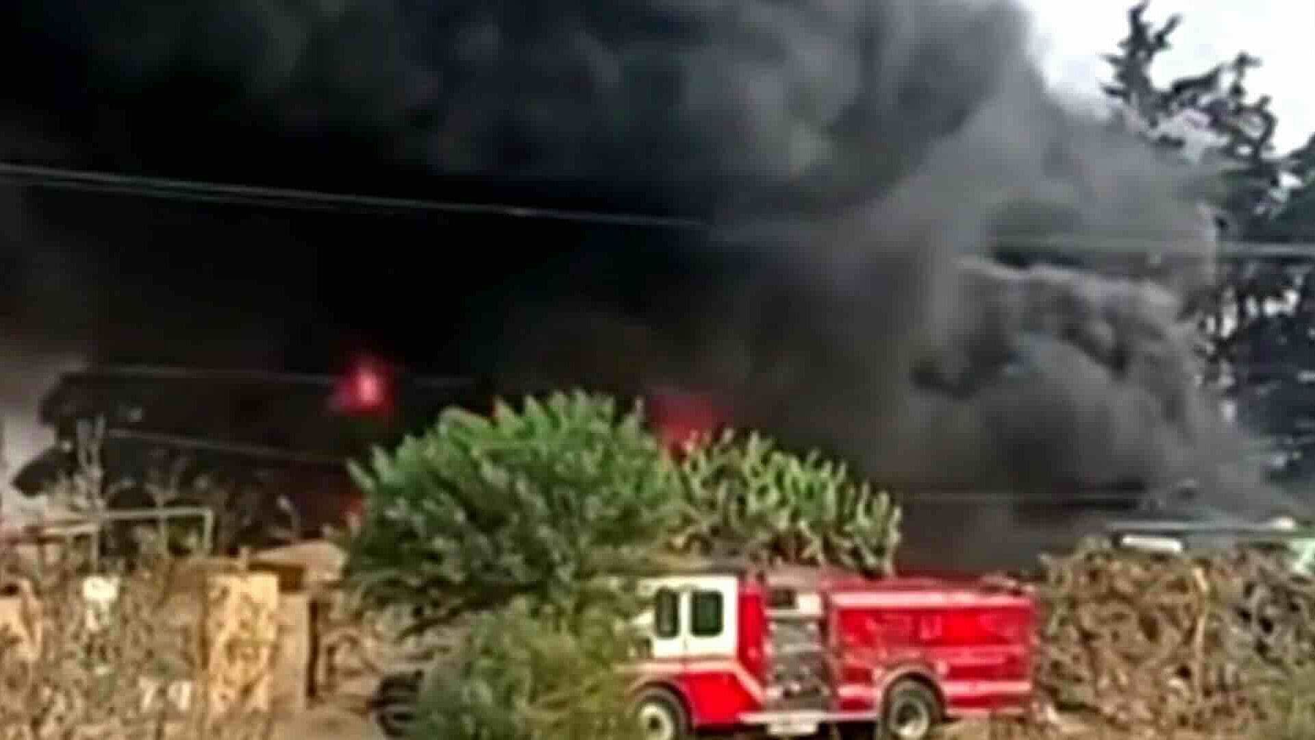 Fuerte Incendio de Neumáticos en Cuautitlán Izcalli, Edomex, Genera Densa Columna de Humo