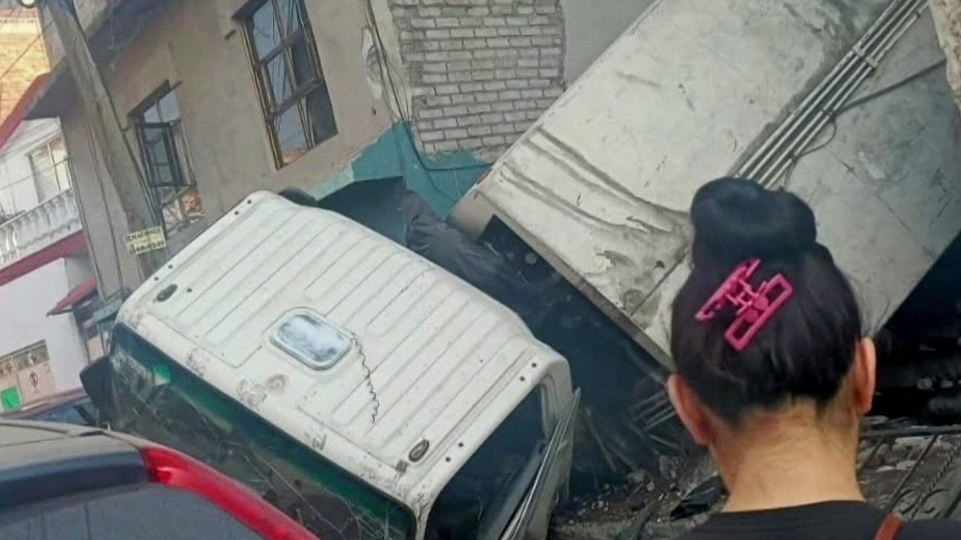 Camión de Carga Cae por Pendiente y se Estrella en Naucalpan: Hay 2 ...