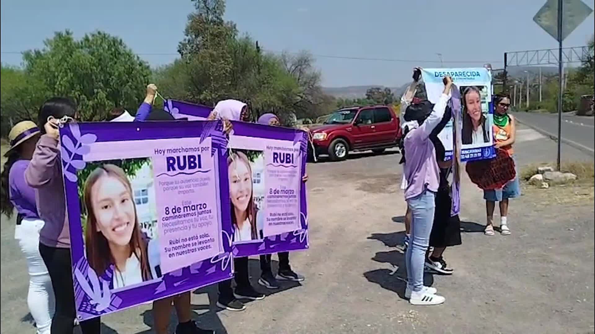 Familiares Marchan para Pedir Información Sobre el Paradero de Rubí Avella en SJR, Querétaro