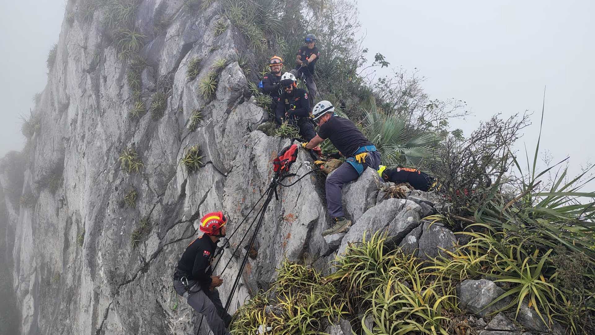 Rescatan a Hombre que Quedó Atrapado por Recuperar un Dron en Cerro de las Mitras en Monterrey