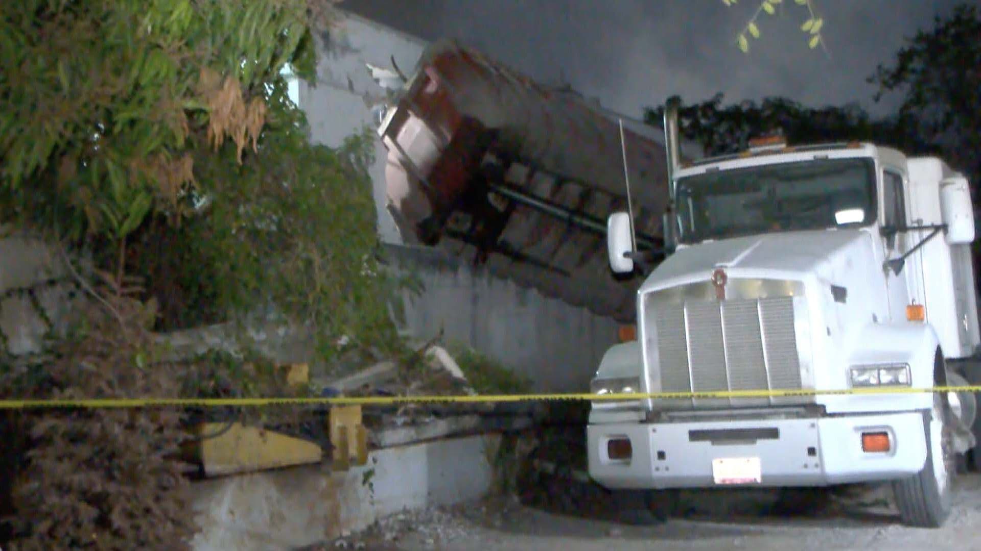 Góndola de Tráiler Cae Sobre Habitación de Estudiante en Ciudad Madero; Esto Pasó