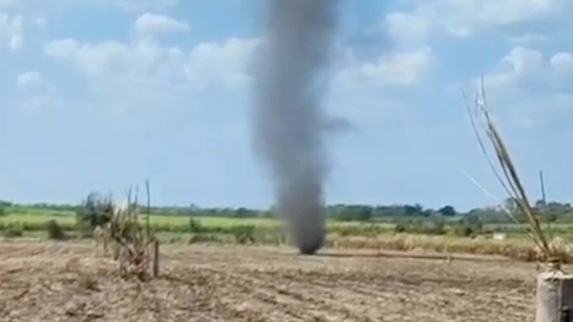 Video: Remolino Sorprende a Habitantes de El Salmoral en la Antigua, Veracruz