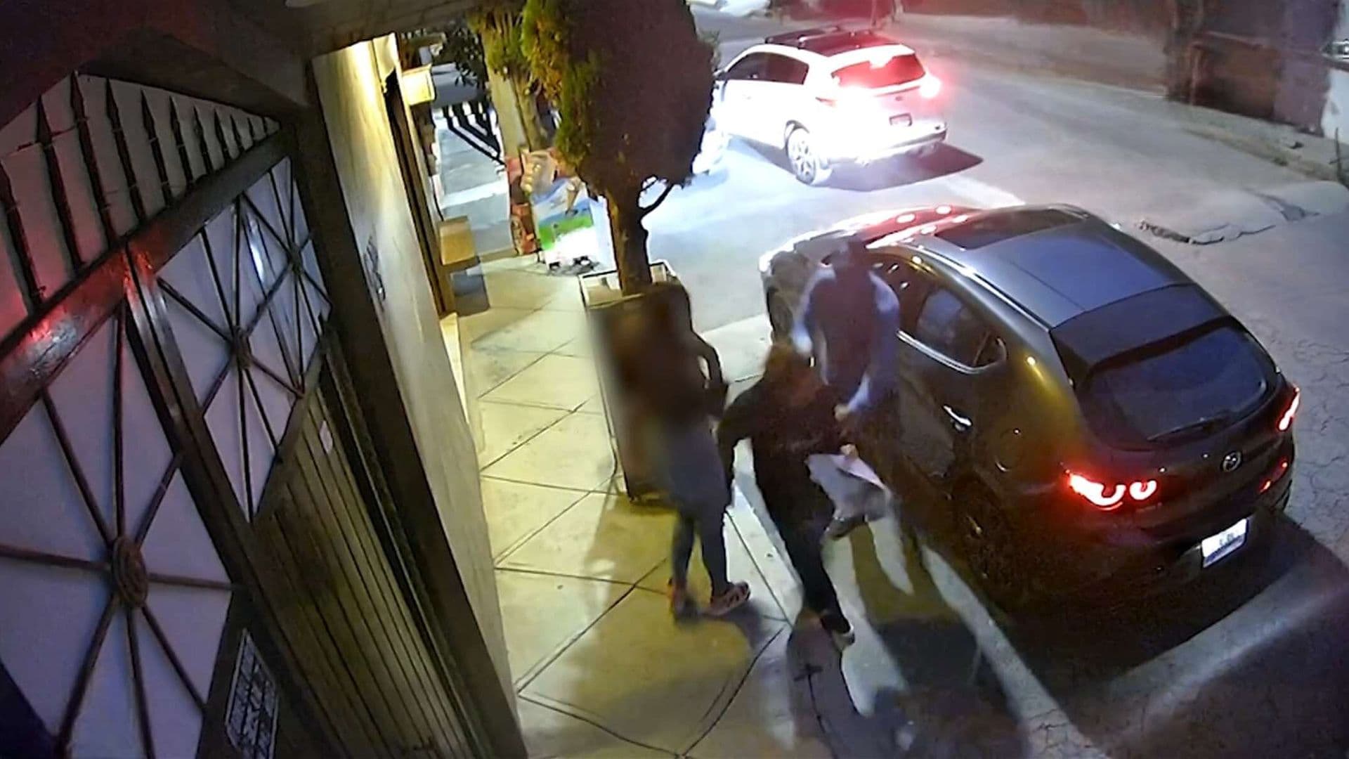VIDEO: Pareja Asalta a Mano Armada a Mujer en Cuautitlán Izcalli; Así la Despojaron de su Auto