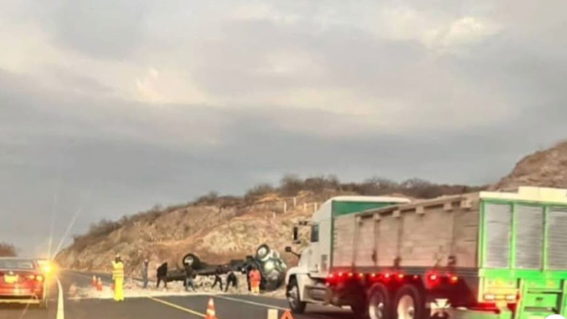 Volcadura de Camión de Carga Bloquea Carriles del Libramiento a Izúcar de Matamoros