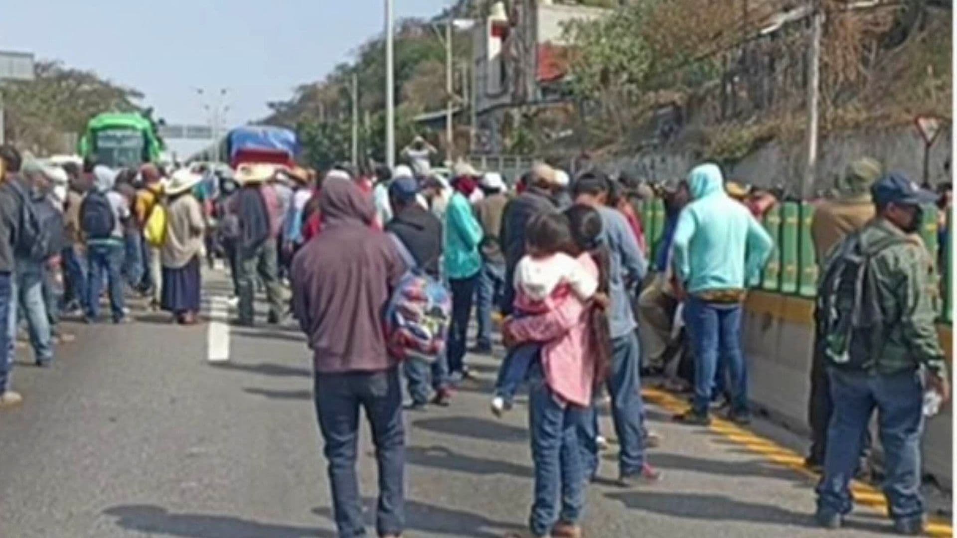 Habitantes de la Sierra de Chilpancingo, Guerrero, Bloquean Bulevar Vicente Guerrero: Esto Piden
