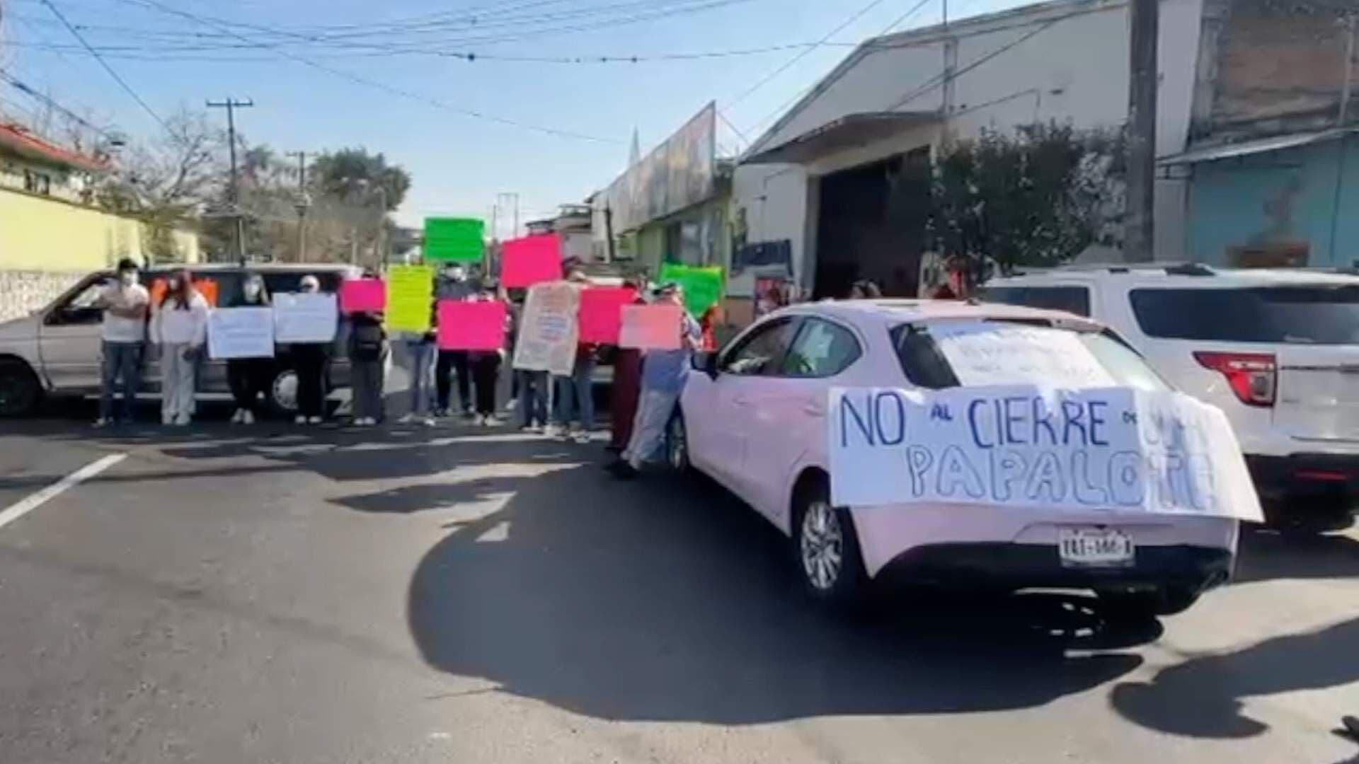Padres de Familia Realizan Bloqueo en la Entrada y Salida de Coatepec por Cierre de Guardería