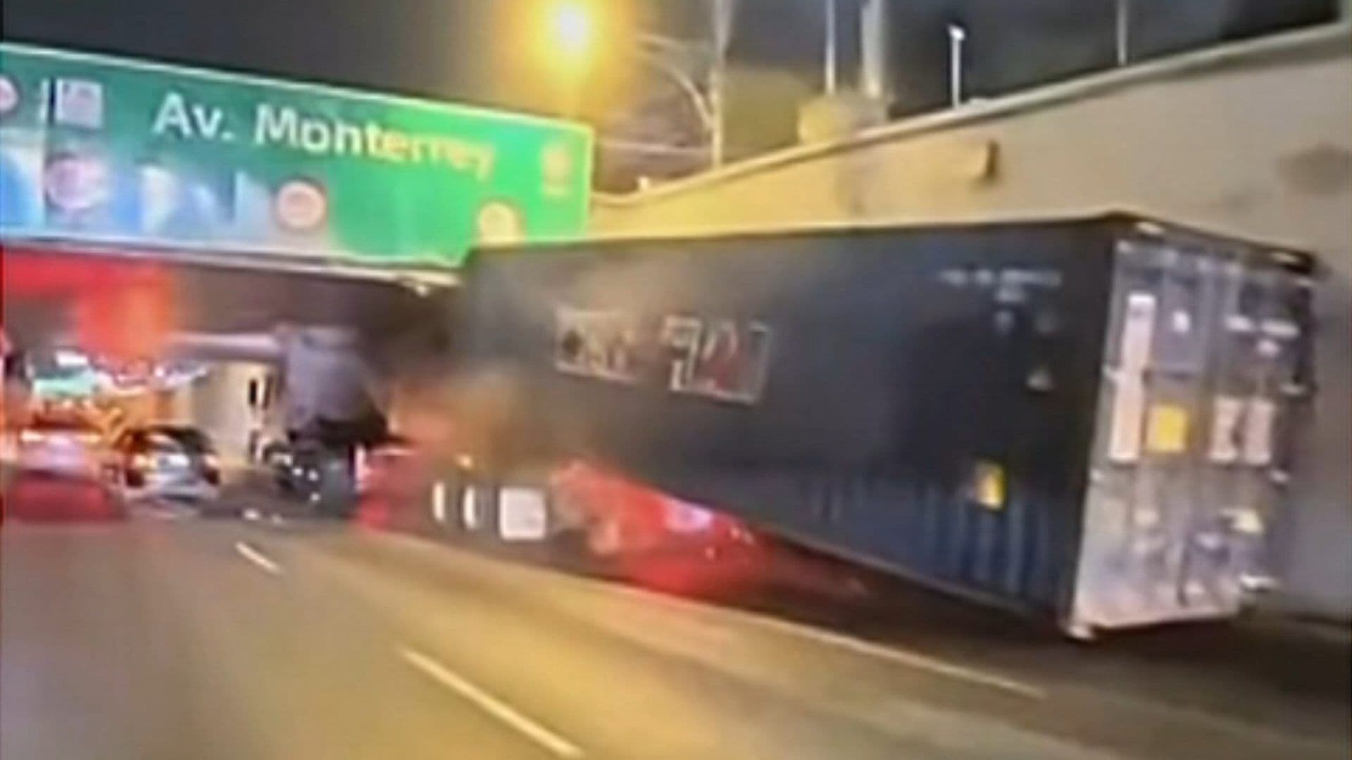 VIDEO: Momento Exacto que Tráiler Choca contra Puente en Viaducto Miguel Alemán y Abandona su Caja