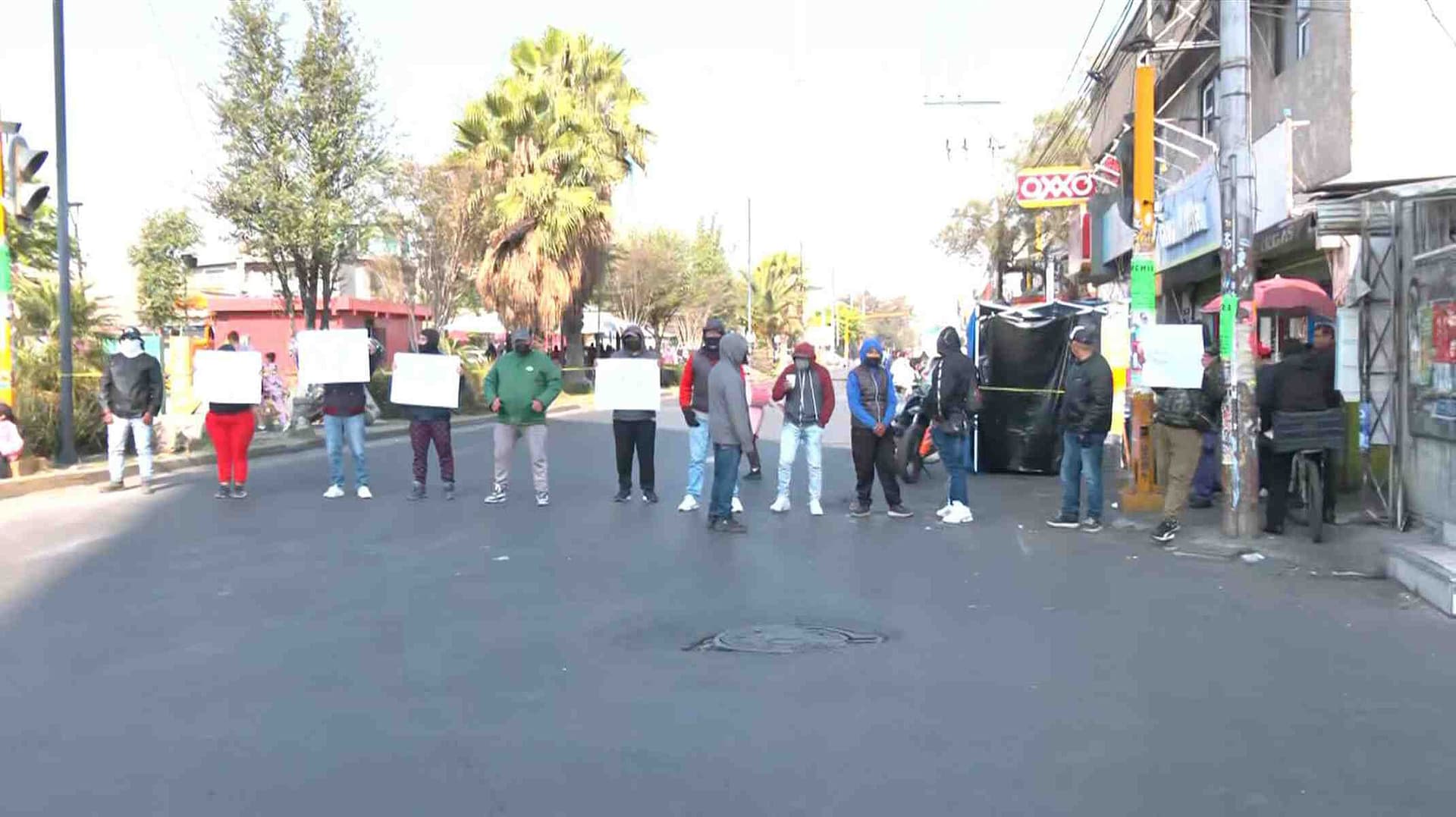 Mototaxistas Bloquean Avenida Pantitlán en Neza, Edomex; Denuncian Extorsiones