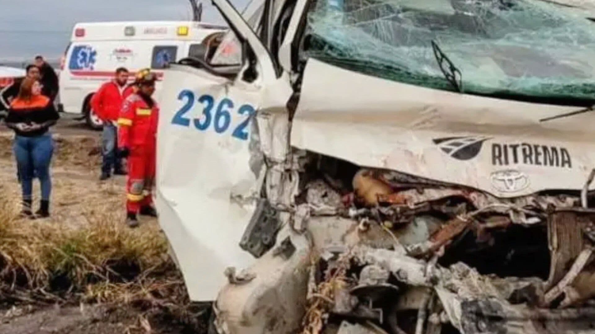Conductor de una Camioneta de Personal Murió al Chocar con la Barrera de Contención en Abasolo