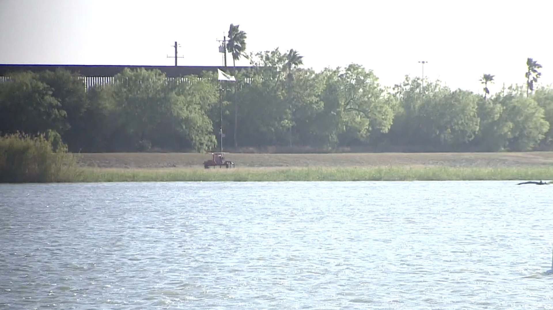 Colocan Altavoces en el Río Bravo con Mensaje para Evitar Cruzar Ilegalmente a Estados Unidos