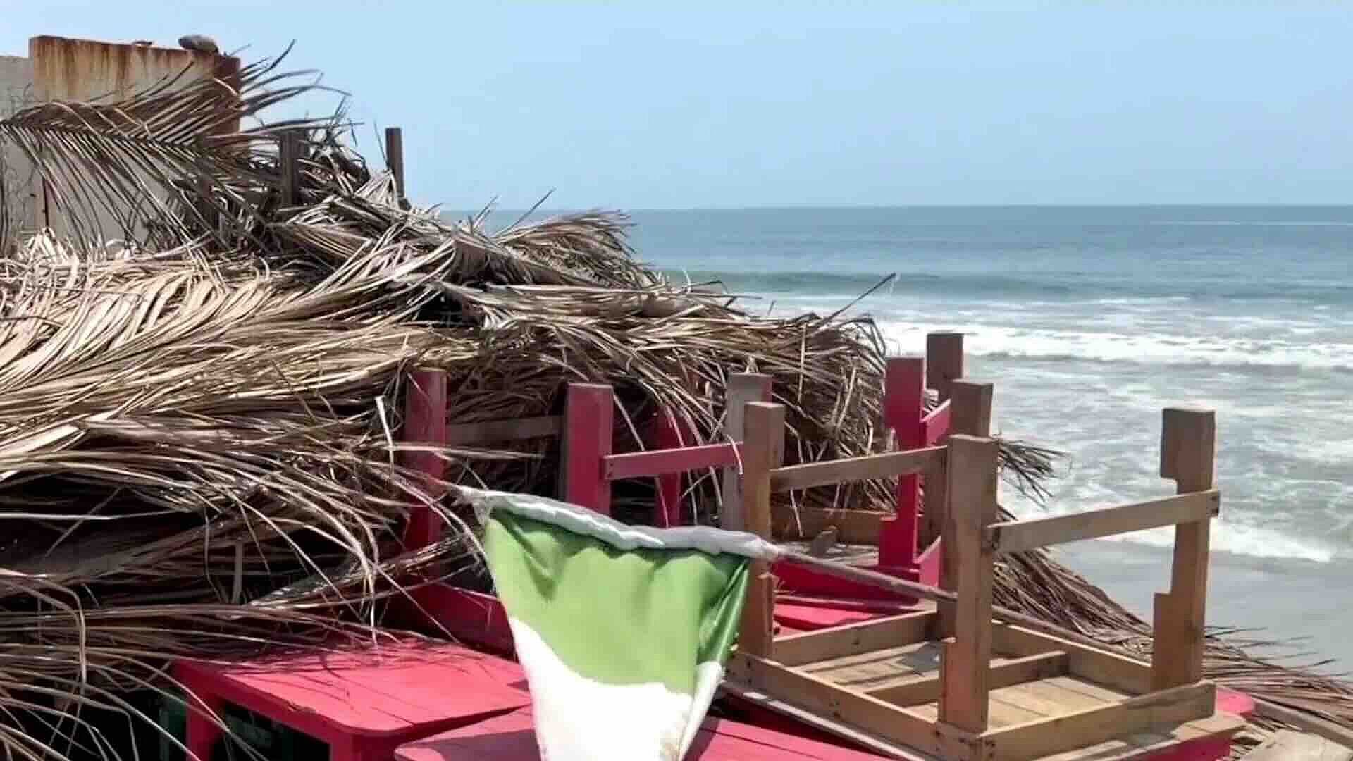 Mar de Fondo Provoca Oleaje Elevado y Arrastra Palapas en Playas de Acapulco, Guerrero
