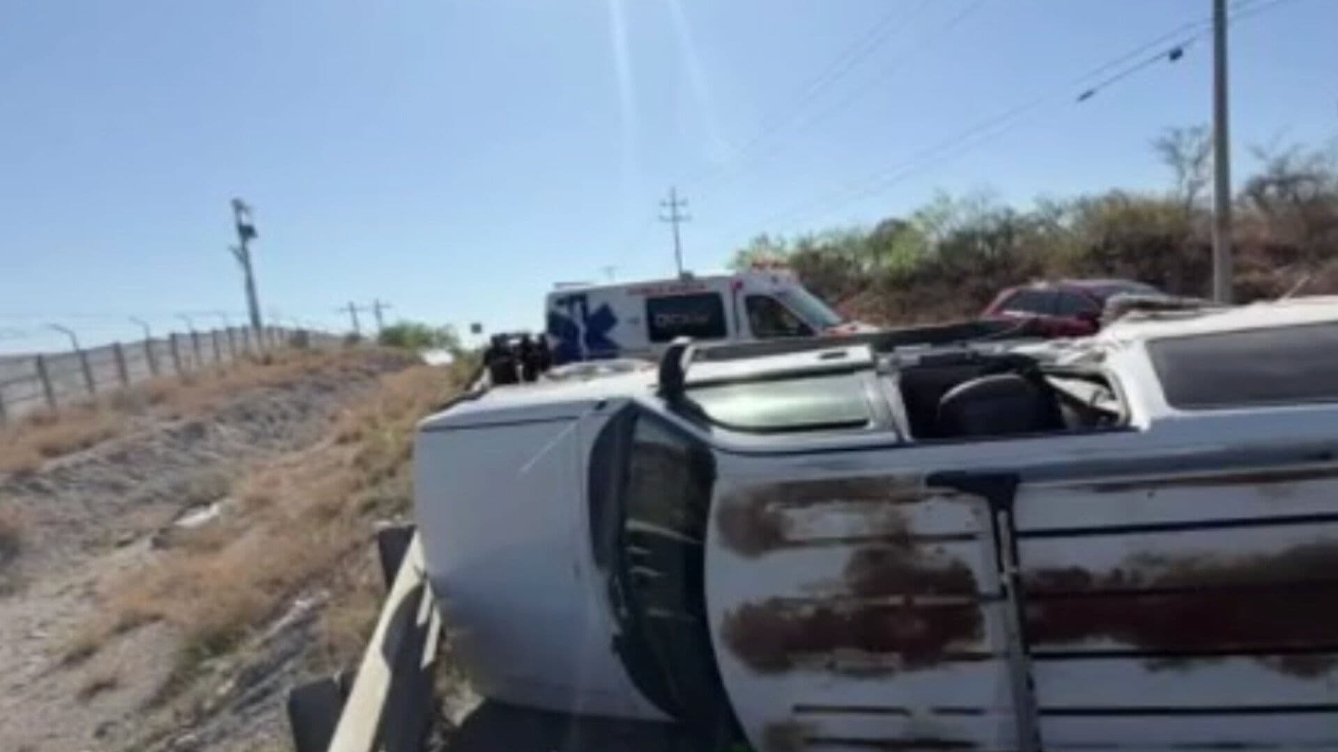 Madre e Hijos Salen Ilesos tras Volcar Camioneta en Carretera a Monclova en Abasolo, Nuevo León