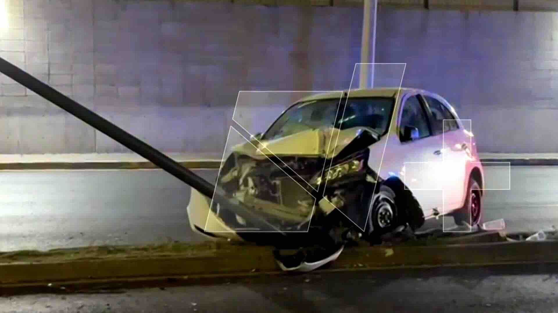 Auto Choca contra Luminaria en División del Norte en Coyoacán, CDMX