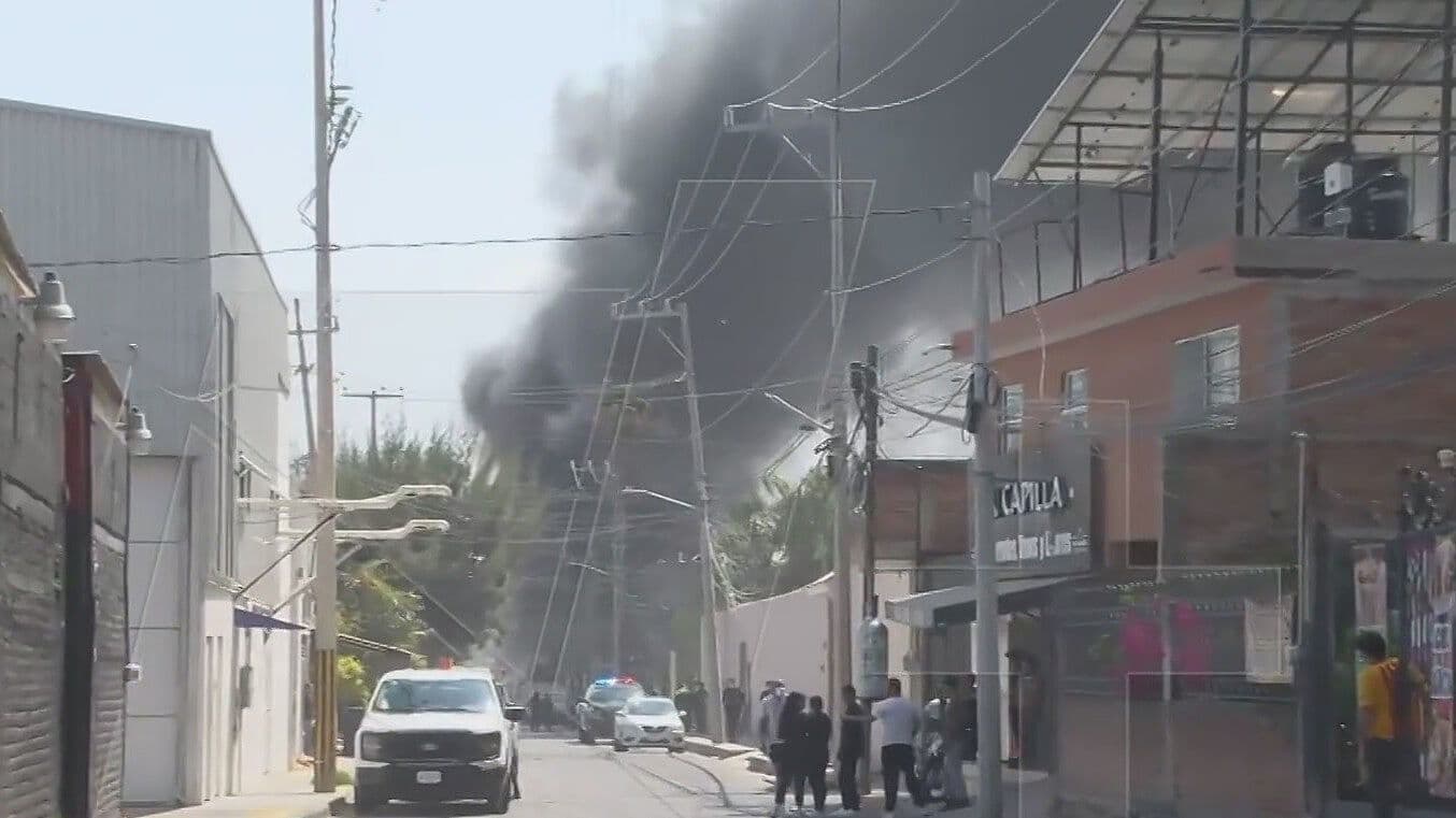 Reportan Fuerte Incendio en Bodega de Muebles en la Comunidad de Coyula, en Tonalá