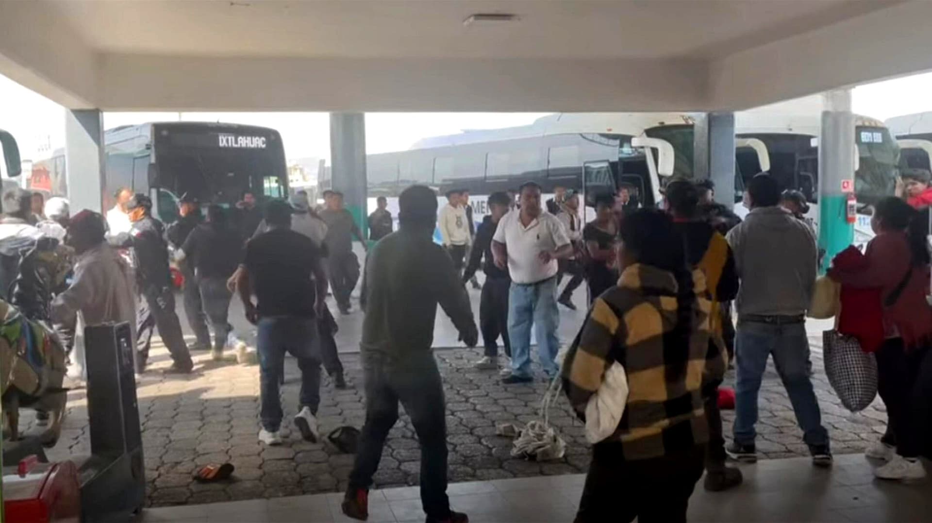 VIDEO: Pelea Campal entre Choferes en Terminal de Ixtlahuaca Deja 15 Personas Lesionadas