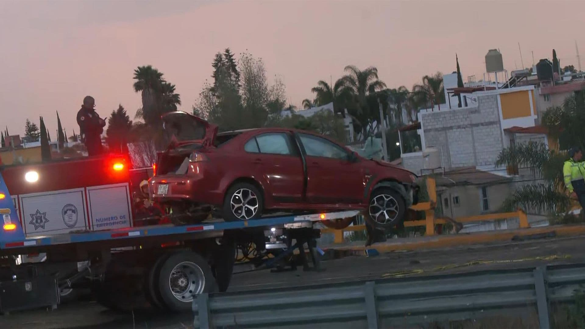 ¿Qué Pasó Hoy en Cuautlancingo, Puebla? Auto Queda Colgado a Más de 20 Metros