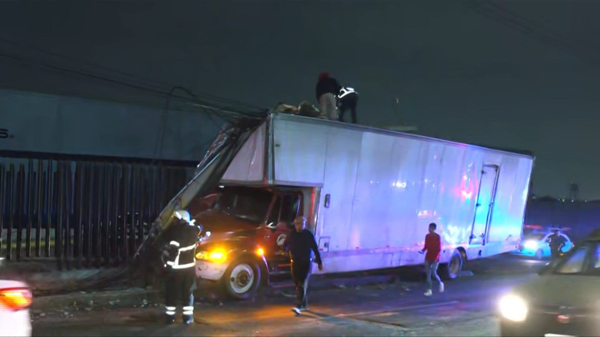 Camión Choca y Tira Postes de Luz en la Avenida Gustavo Baz Prada, en Tlalnepantla, Edomex