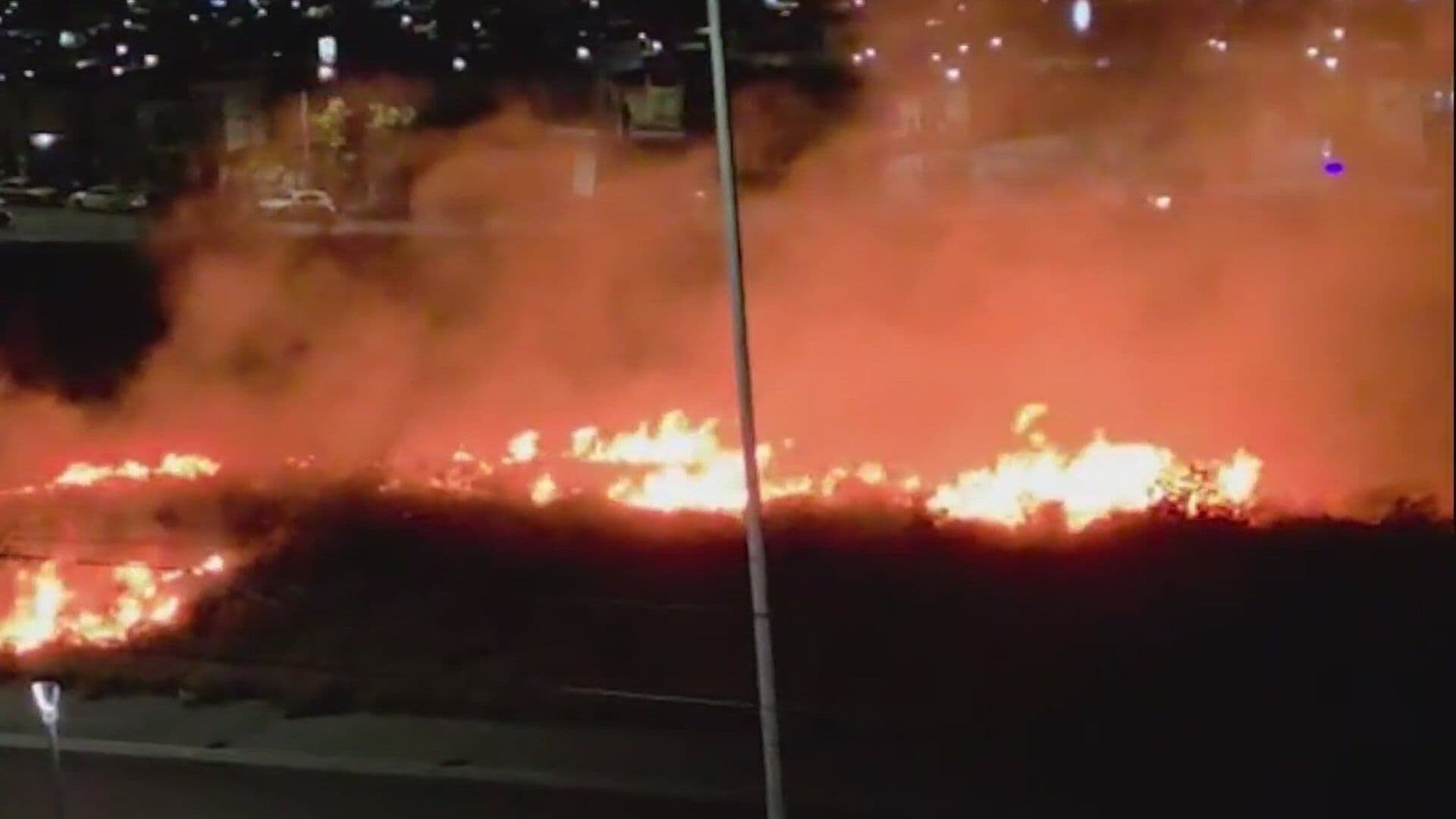 Se Quema Maleza en Predio; Moviliza a Bomberos en Col. Misión de Santa Catarina