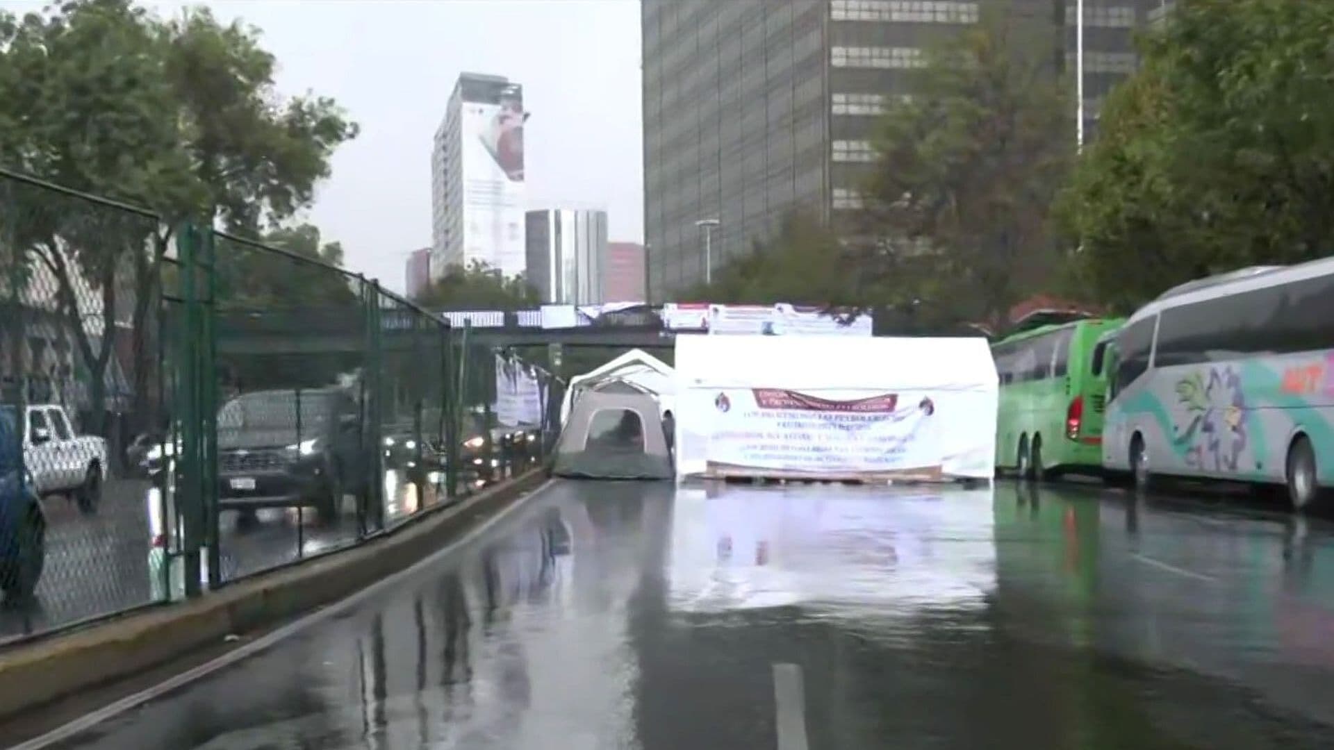 Manifestantes Bloquean Marina Nacional frente a la Torre de Pemex