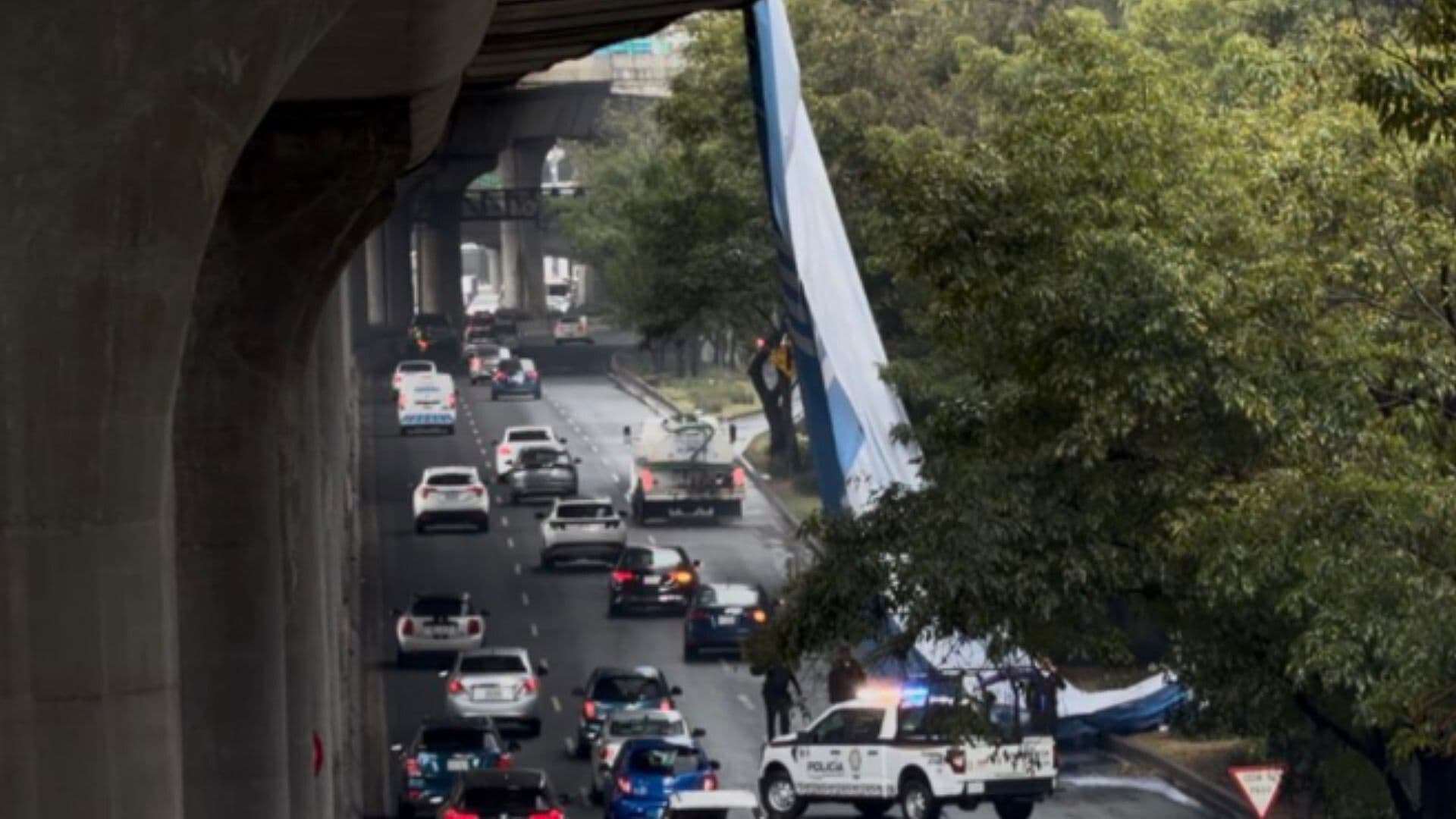 Lluvia Provoca Caída de Enorme Lona en el Segundo Piso del Periférico en CDMX