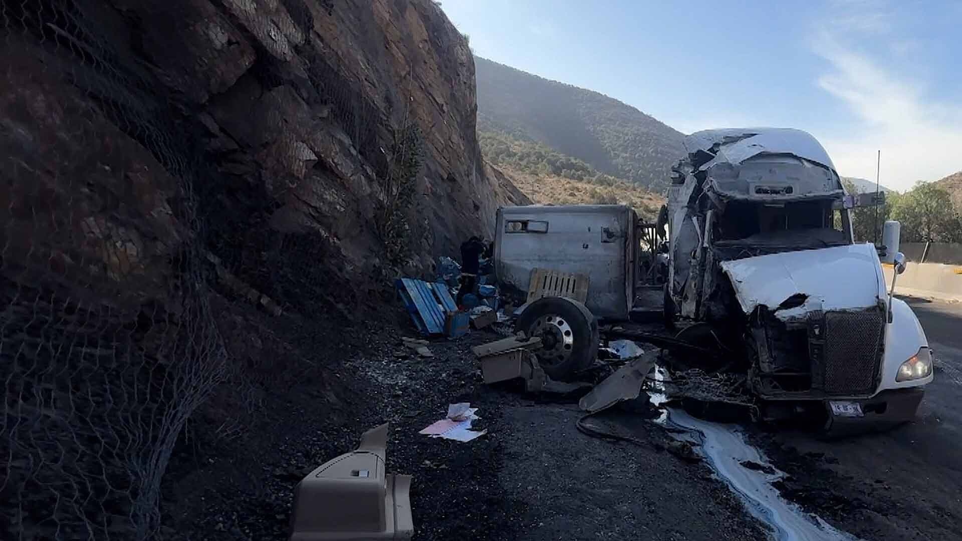 Vuelca Tráiler Cargado con Cajas de Suavizantes en Carretera 'Los Chorros'
