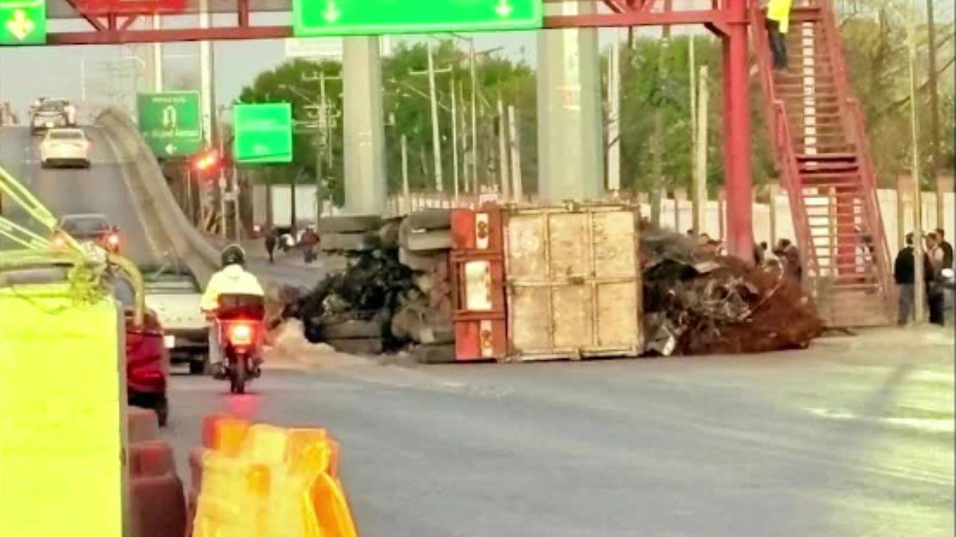 Vuelca Tráiler en Miguel Alemán en Apodaca, Nuevo León