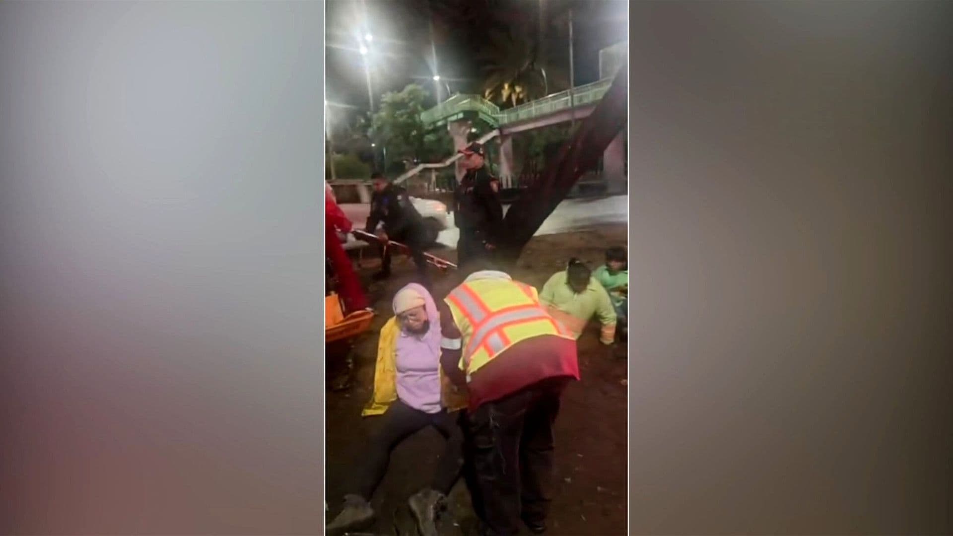 Camión Que Transportaba Cuadrilla de Limpia de CDMX Choca contra Árbol en Periférico Sur; Hay 10 Lesionados