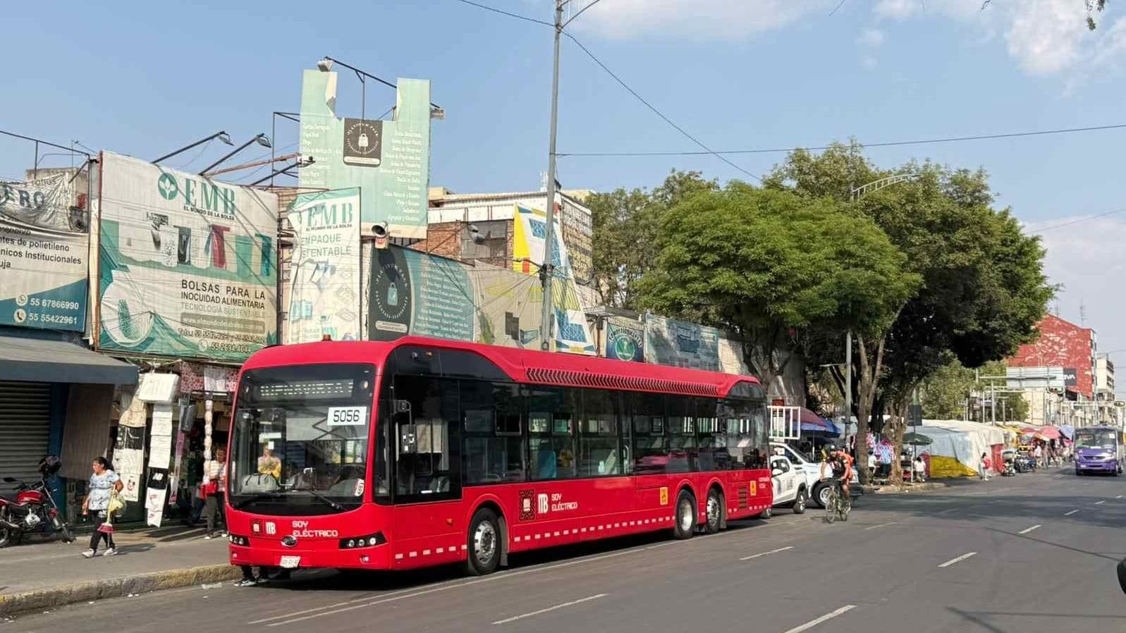 Metrobús Choca Contra Auto en la Colonia Centro en la Alcaldía Cuauhtémoc