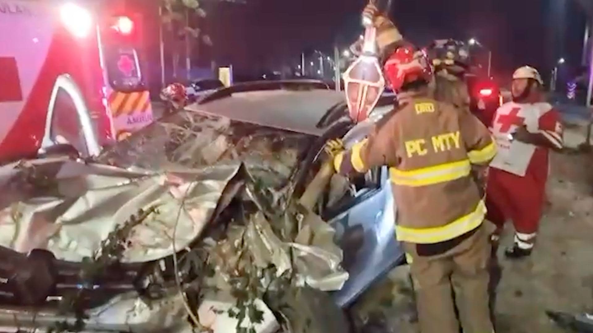 Conductora Queda Atrapada tras Chocar contra Columna en Félix U. Gómez en Monterrey