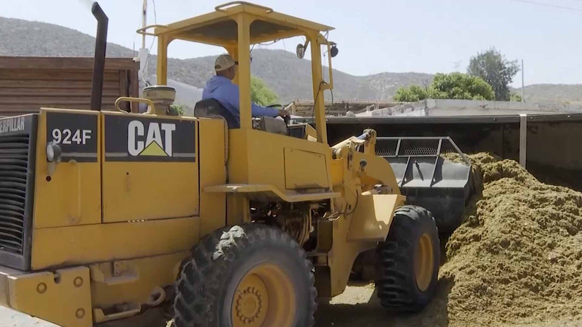 Vuelca Camión con 14 Toneladas de Silo en Carretera a Villa Juarez en Lerdo