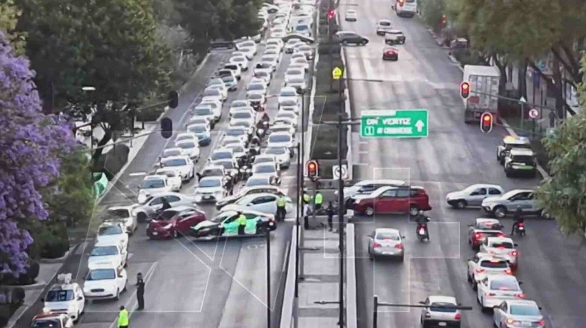 Retiran Tráiler Atorado en Bajopuente de Avenida Chapultepec, CDMX