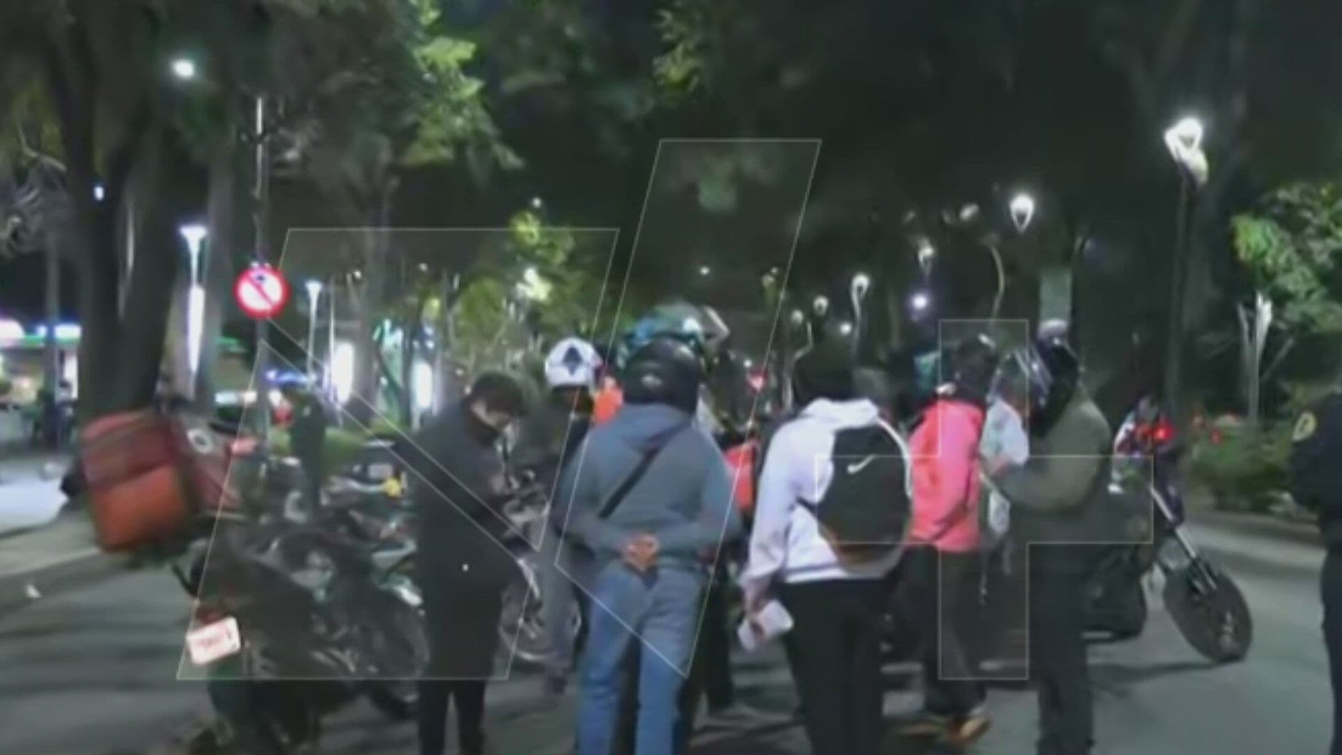 Repartidores Bloquean Insurgentes Sur, en San Ángel; Piden que Centros Comerciales Les Asignen Espacios