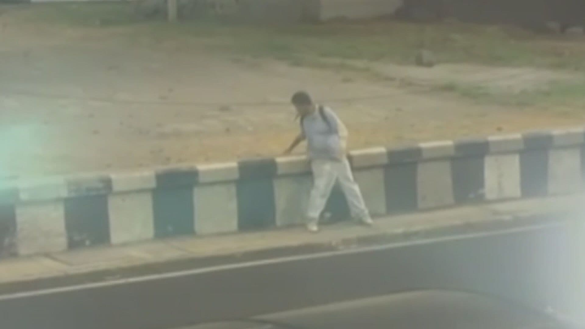 VIDEO: Captan a Hombre Lanzando Piedras a Autos en Calzada de Tlalpan en CDMX