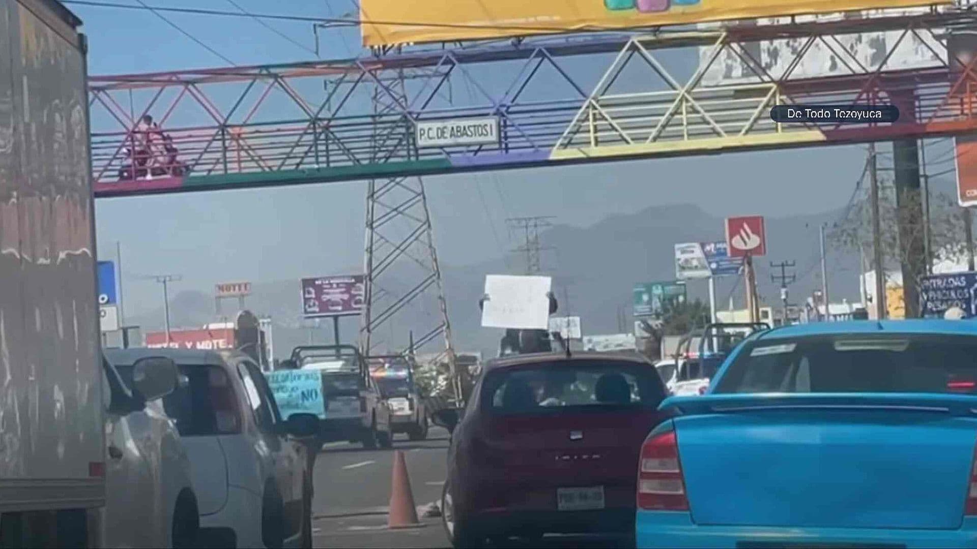 Paralizan la Texcoco-Lechería: Bloqueo de Manifestantes Genera Largas Filas de Autos en Ecatepec