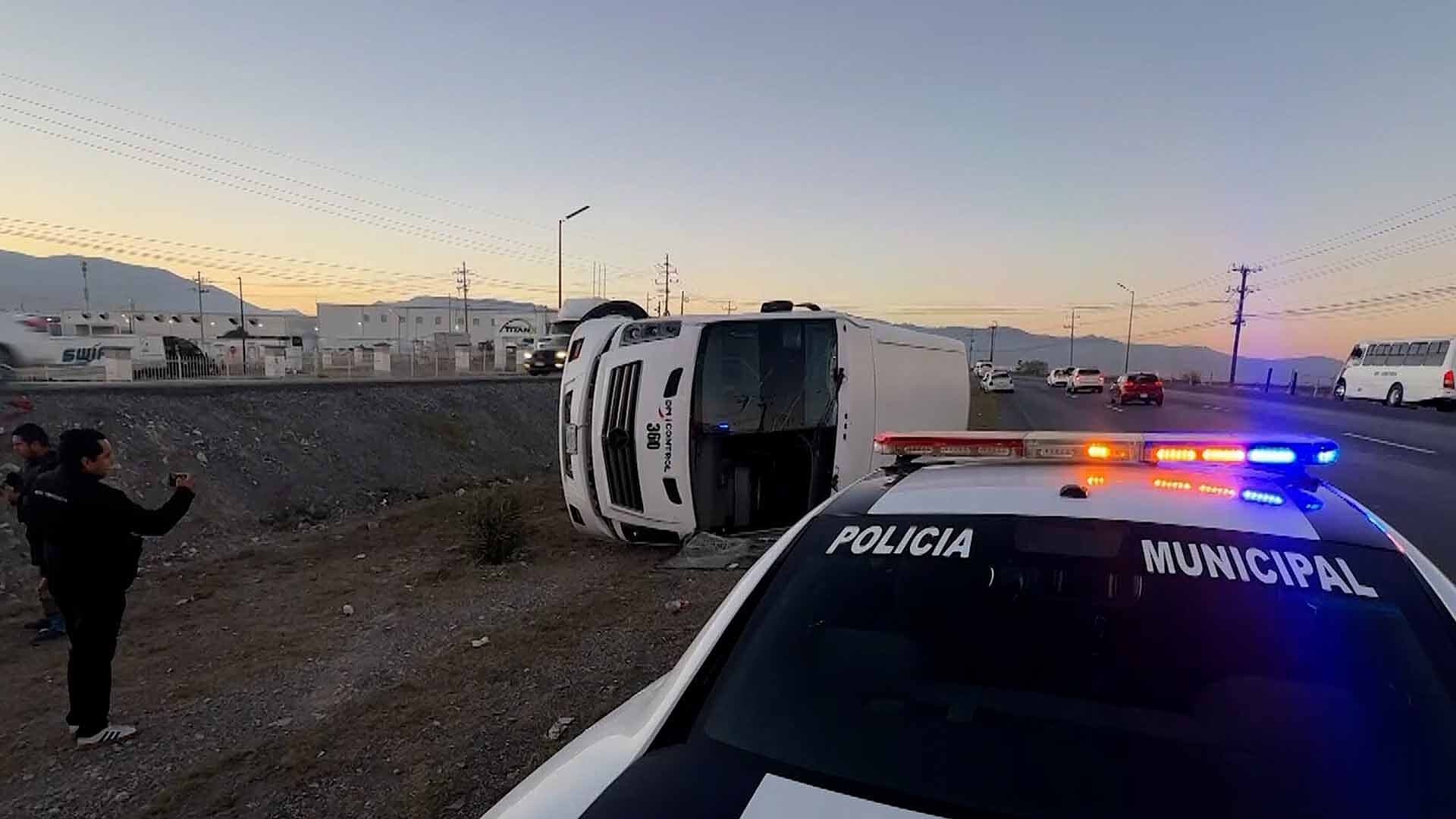 Vuelca Camión de Personal en Libramiento Óscar Flores Tapia en Ramos Arizpe; Hay Tres Lesionados