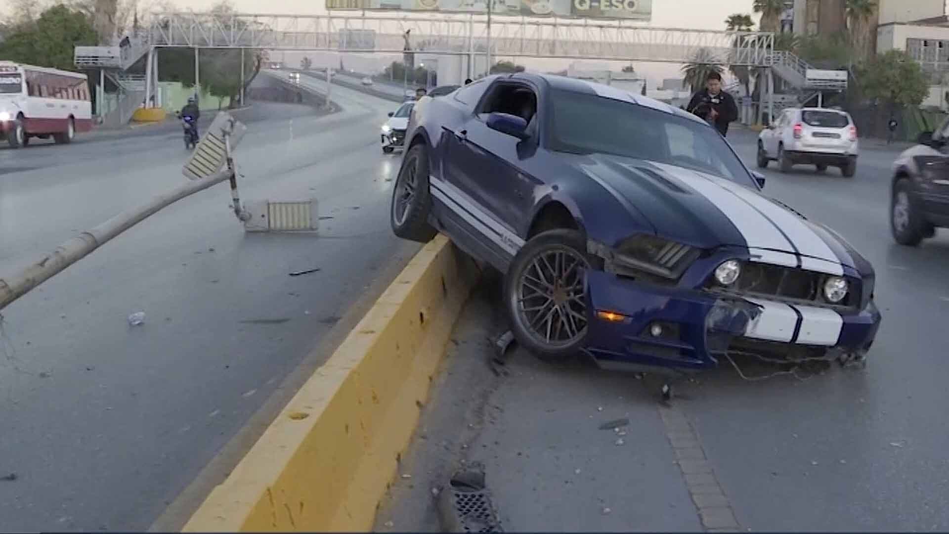 Choca Contra Ballenas de Contención y Derriba Poste en Blvd. Miguel Alemán en Gómez Palacio