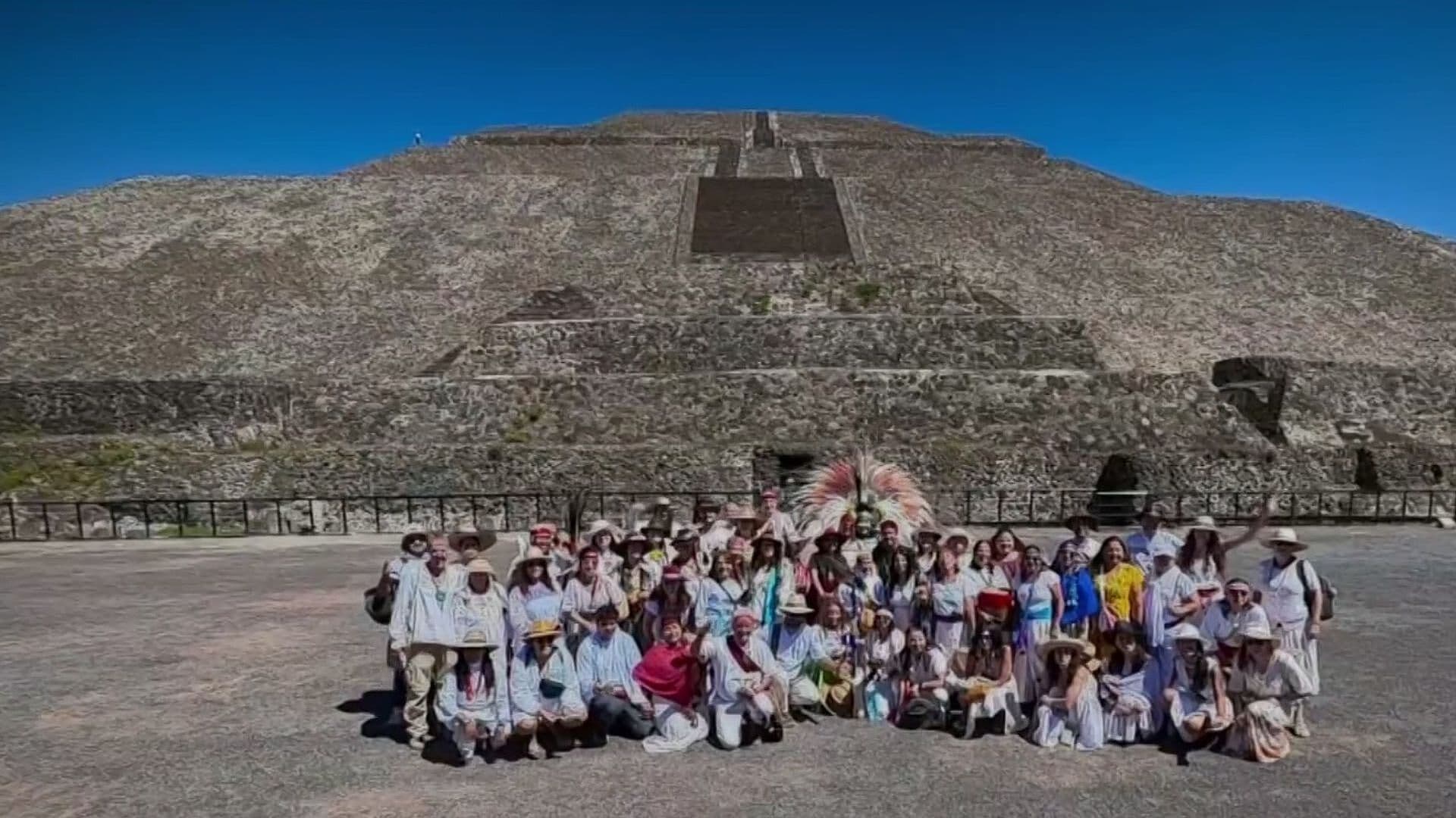 Visitantes Acuden a Cargar Energía en Teotihuacán por Equinoccio de Primavera