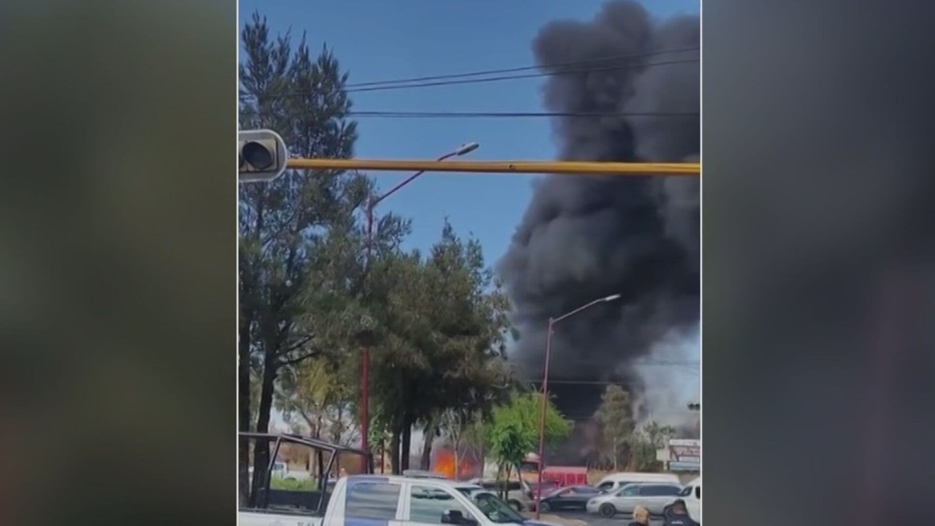 Se Registra Incendio en Avenida Bordo de Xochiaca, en Nezahualcóyotl, Edomex