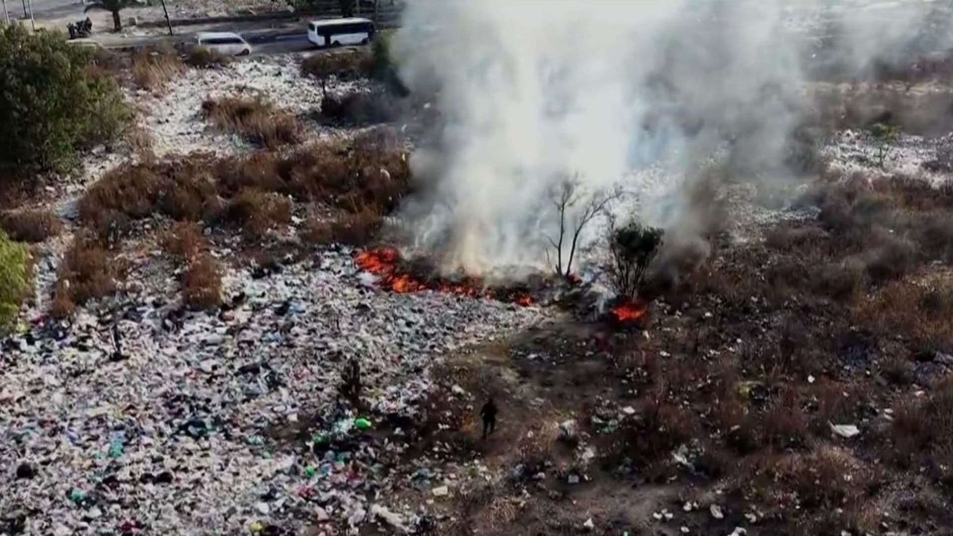 Continúa Incendio en Límites de Chimalhuacán y Nezahualcóyotl en Bordo Xochiaca, Edomex