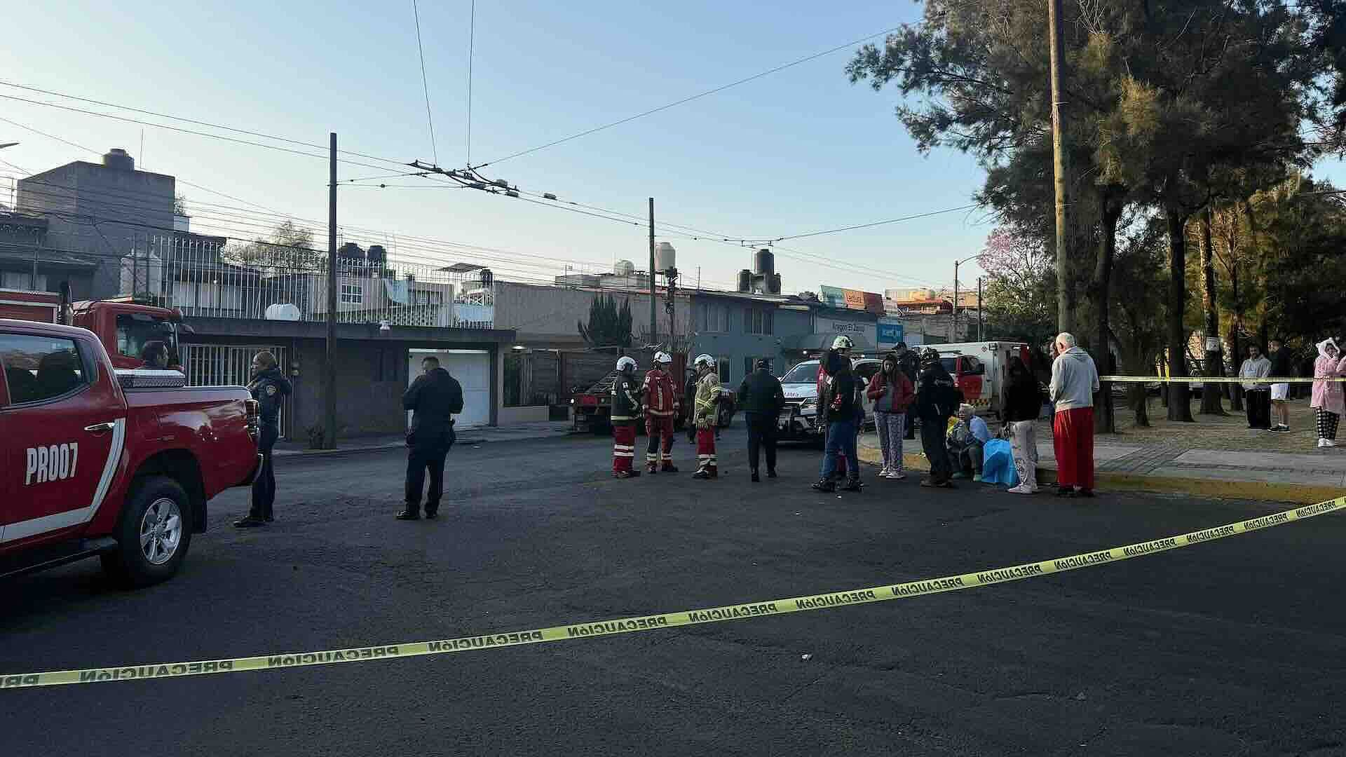 Bomberos Controlan Incendio de Dos Vehículos en Vivienda en San Juan Aragón, CDMX