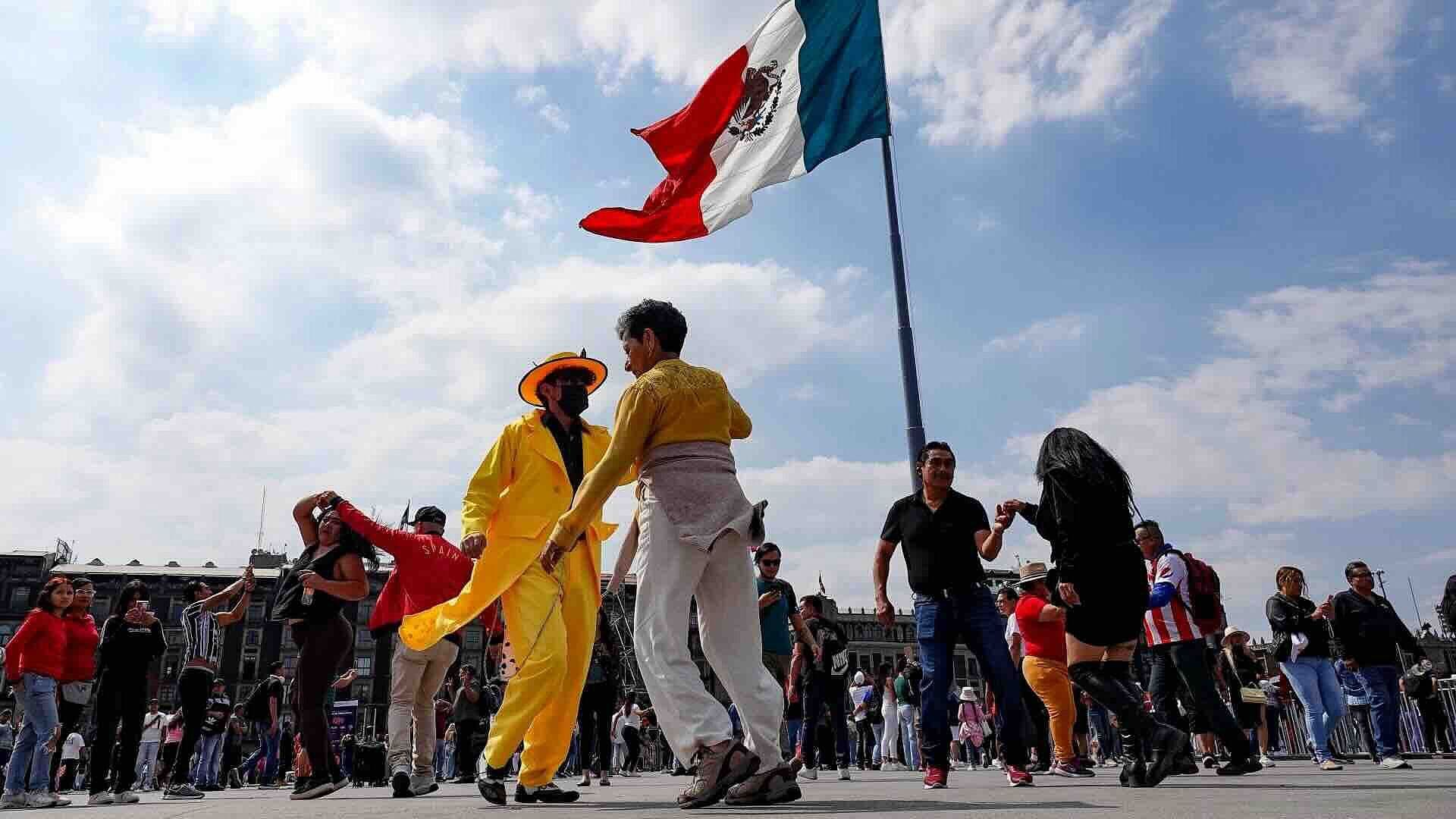 Cientos Disfrutan Gran Baile Sonidero en Zócalo de CDMX por Noche de Primavera