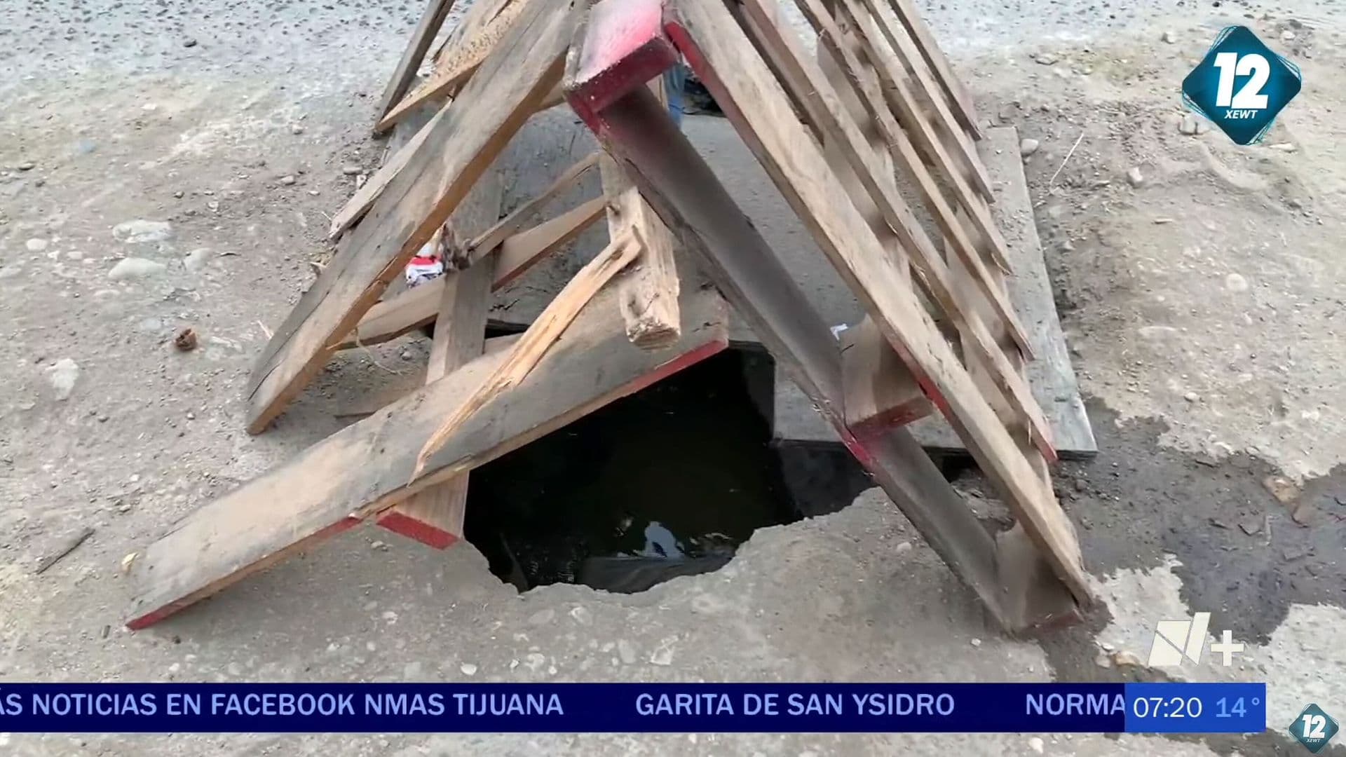 Hacen "Casita" con Madera en Socavón para No Caer en Él