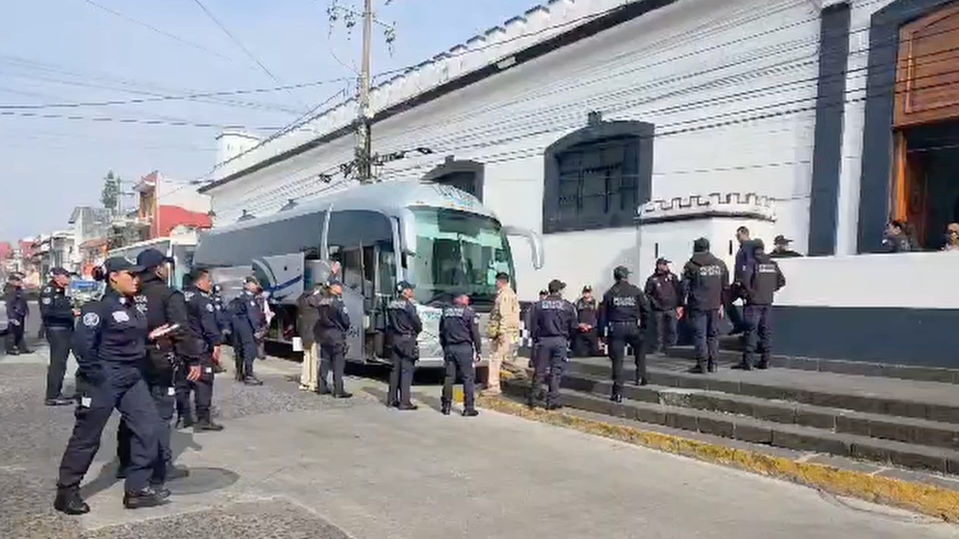 Inicia Traslado de 229 Migrantes Asegurados en Tráiler Rumbo a Estación Migratoria de Acayucan