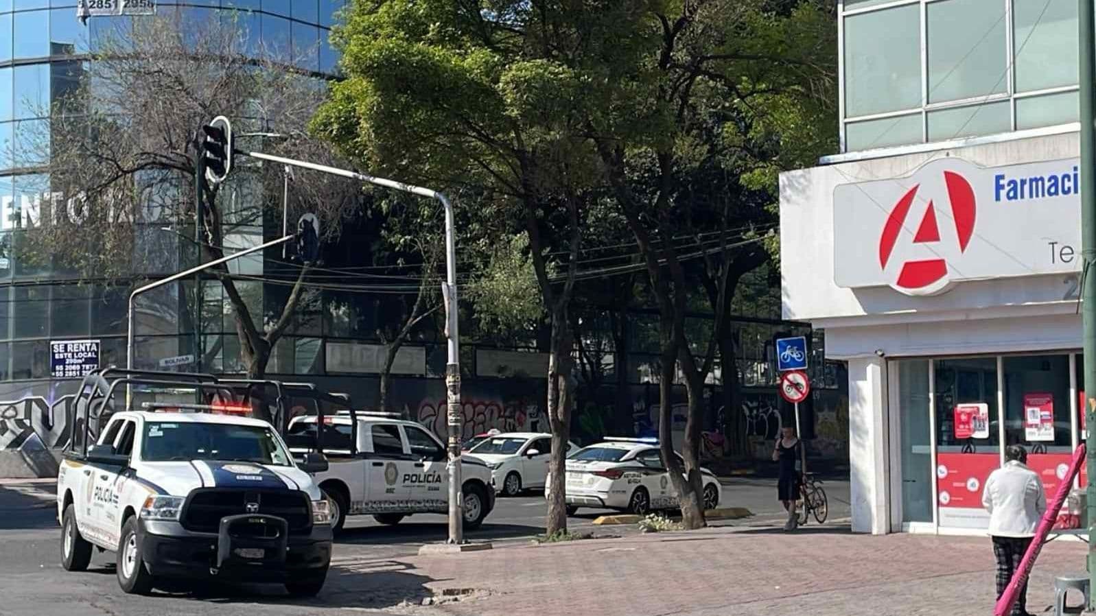 Hombre con Arma de Fuego y Mujer con Cuchillo Asaltan Farmacia en Colonia Obrera en Cuauhtémoc