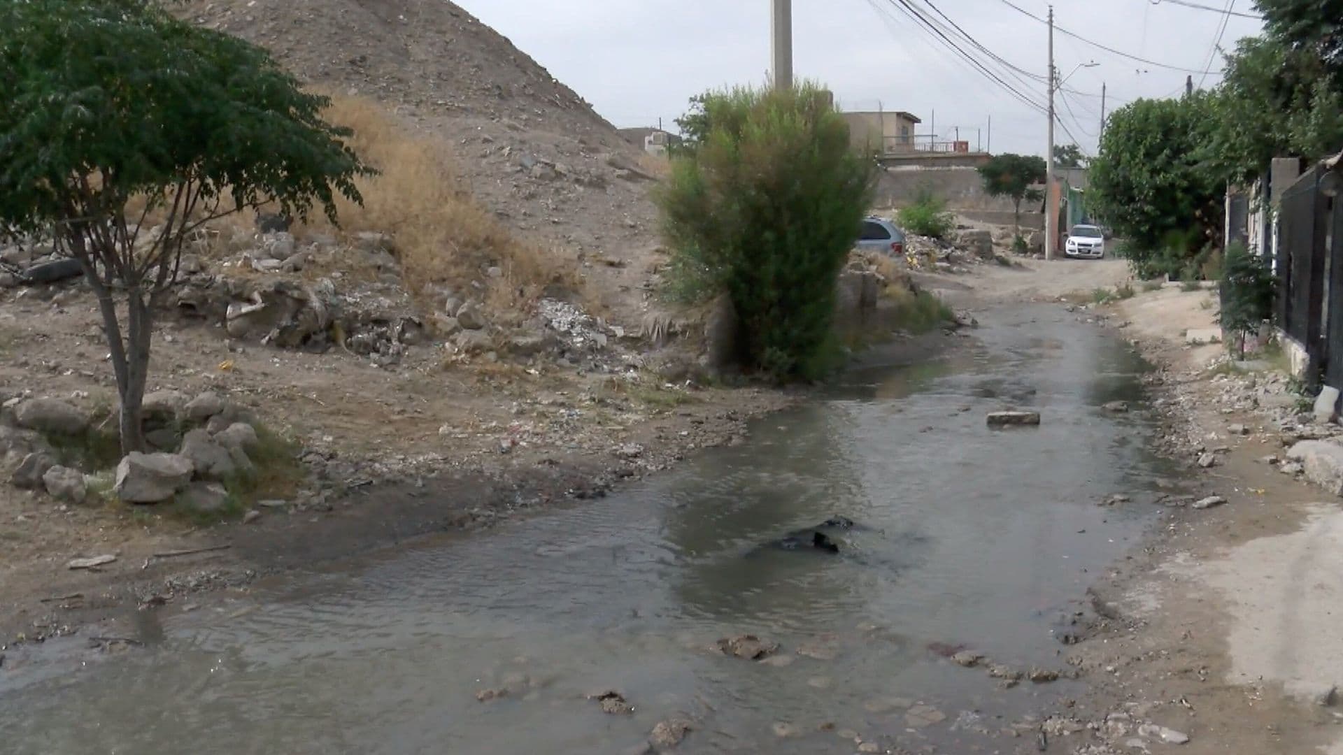 Corren Aguas Negras Frente a Viviendas de la Colonia La Presa