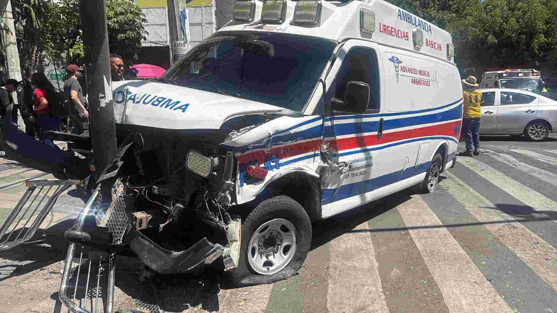 Ambulancia Queda Totalmente Destruída Tras Chocar en la Alcaldía Cuauhtémoc, CDMX