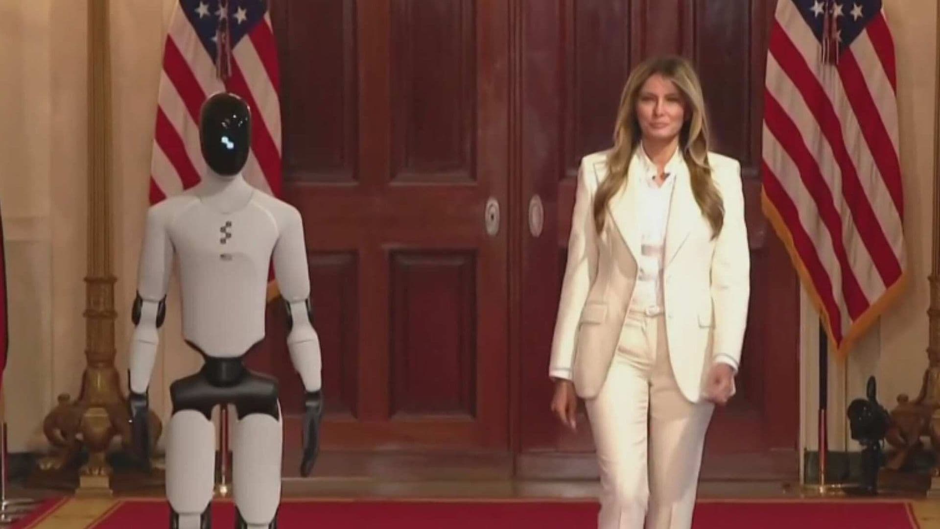 VIDEO: Robot Humanoide Acompaña a Melania Trump Durante Evento en la Casa Blanca