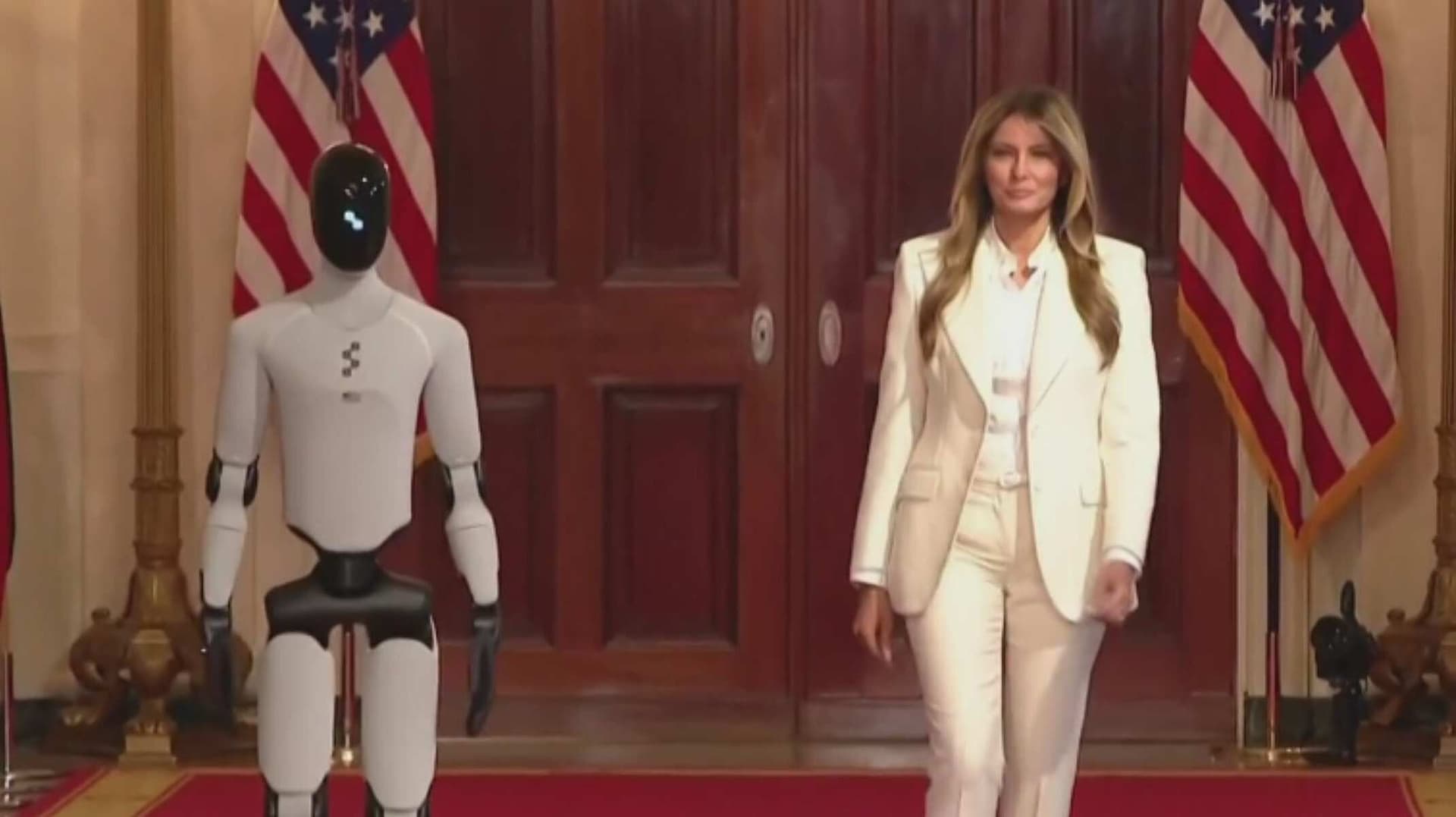 VIDEO: Robot Humanoide Acompaña a Melania Trump Durante Evento en la Casa Blanca