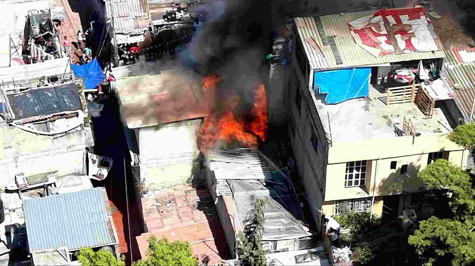 Vecinos Combaten Fuerte Incendio en una Vivienda de la Colonia El Capulín en Naucalpan