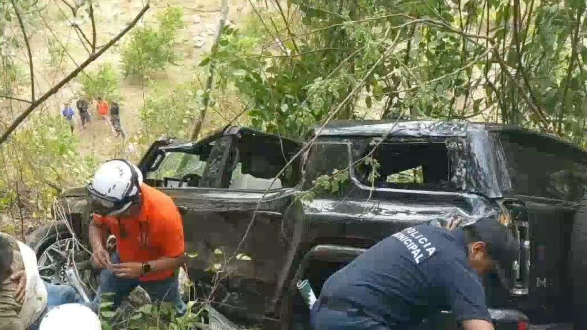Auto Cae a Barranco en Carretera Jalcomulco-Apazapan